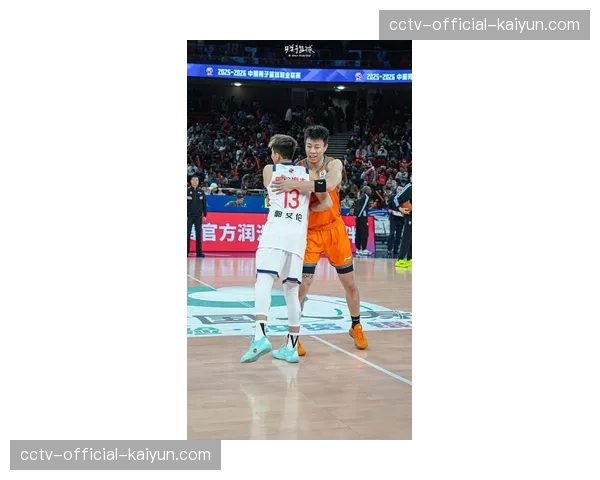 郭艾伦关键抢断后助攻张镇麟完成空接,辽宁体育馆瞬间沸腾 郭艾伦关键抢断后助攻张镇麟完成空接,辽宁体育馆瞬间沸腾